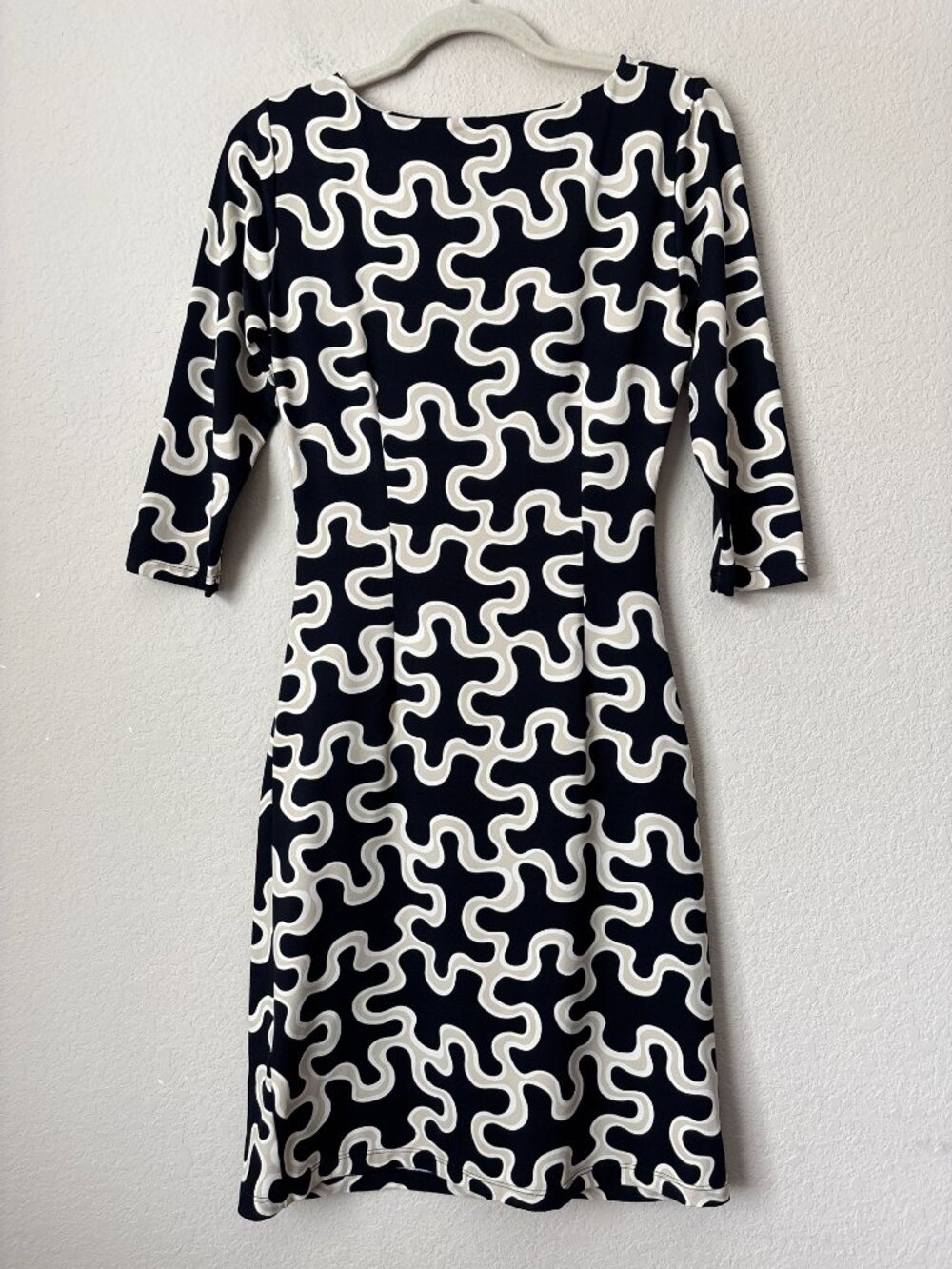 J. McLaughlin Catalina Cloth Flattering Ruched Side Sheath Dress - Picture 7 of 8